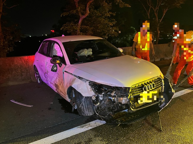 國道1號南下新營路段，昨（14日）晚間發生一起驚悚連環車禍。（圖／簡銘柱翻攝）
