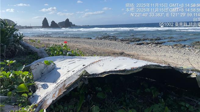 綠島鄉海岸出現大型複合材料，疑似飛機蒙皮或火箭殘骸。（田鴻銘提供／蕭嘉蕙台東傳真）