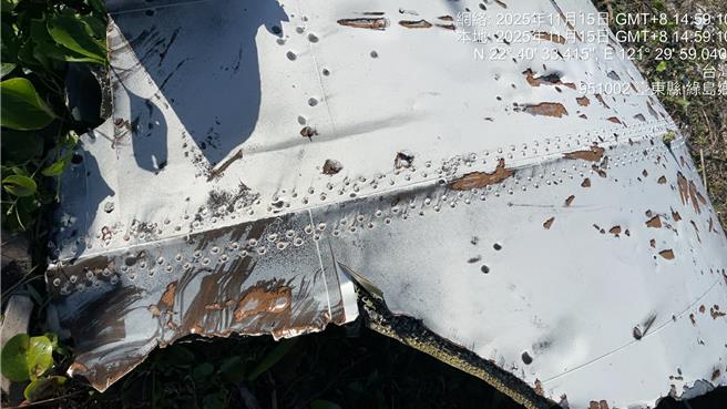 不明複合材料表面全白、有鉚釘，無明顯標記。（田鴻銘提供／蕭嘉蕙台東傳真）