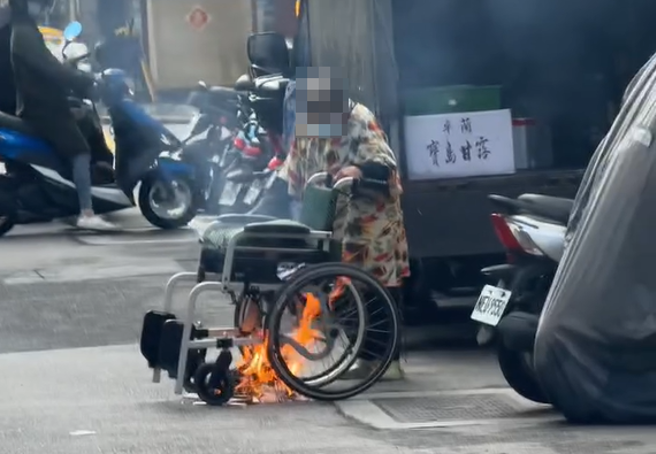 台北市大安區昨(14)日上午，有名阿嬤竟推著起火輪椅佇立在街頭。（圖／網友授權提供）