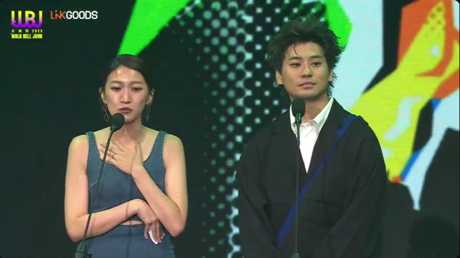 壹加壹强调他们已经结婚，要大家不用担心他们的频道问题，让大家笑翻。（图／YouTube@走钟奖颁奖典礼）