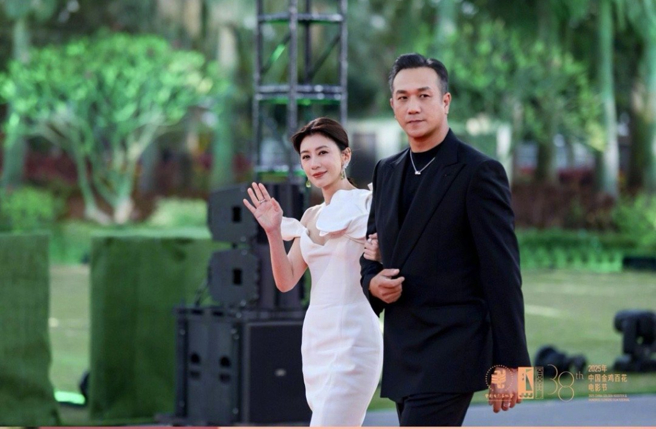 賈靜雯一席純白禮服，和大陸男星黃覺共走紅毯。（圖／翻攝微博）