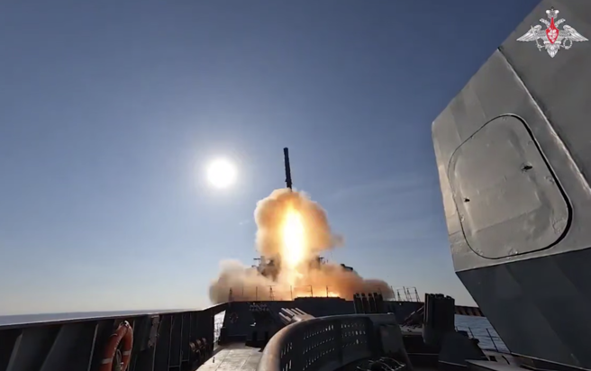 2024年12月5日，22350型多功能「高希柯夫海軍上將號」（Admiral Gorshkov）巡防艦試射鋯石飛彈。（示意圖／畫面擷取自俄羅斯國防部）