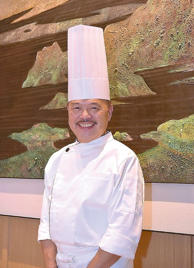 新北北海溫泉洲際酒店的港籍中餐行政主廚盧偉強，曾陸續擔任台南晶英酒店等多家五星飯店行政總廚，資歷豐富、廚藝精湛。圖／姚舜