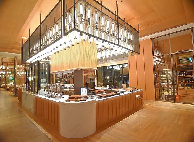 新北北海溫泉洲際酒店的全日餐廳「嶼」，裝潢時尚現代。圖／姚舜