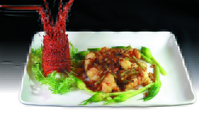 用花雕酒嗆鍋增加酒香的「三蔥爆炒龍蝦球」，「三蔥」是指洋蔥、三星蔥和紅蔥頭。圖／姚舜