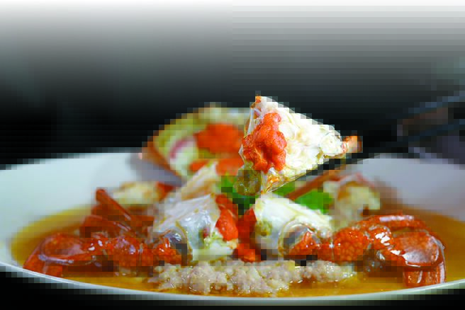 「螃蟹蒸肉餅」結合了螃蟹肉的鮮甜與肉餅的鹹香，且肉質細嫩並因當令嘗得到飽滿的蟹膏或蟹黃。圖／姚舜