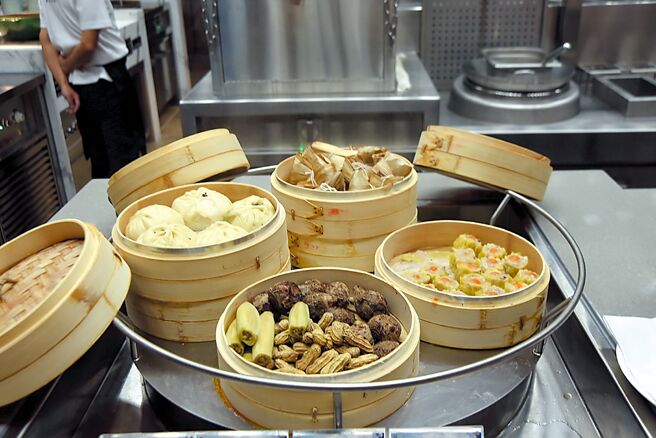 在新北北海溫泉洲際酒店的Buffet餐廳「嶼」吃早餐，可以吃到著名的「金山王肉包」和「十八王公肉粽」。圖／姚舜
