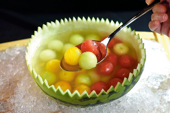 餐後甜點「豐收滿載時令果」是以紅、黃西瓜球和哈蜜瓜球，搭配加了白木耳泥增加稠度的甜湯，並用「真正的西瓜盅」盛裝上桌。圖／姚舜