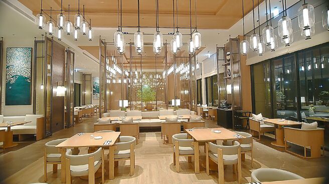 新北北海溫泉洲際酒店的全日餐廳「嶼」，室內114席，另有戶外42席。圖／姚舜