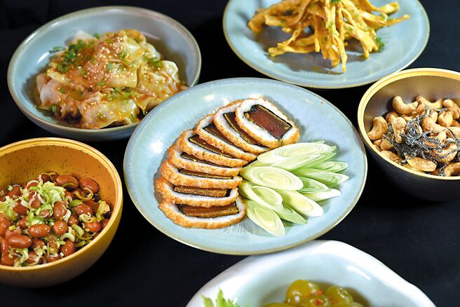 新北北海溫泉洲際酒店中餐中式套餐的迎賓小點有六道，分別是「百香烏魚子」、「金莎鱈香」、「蜂蜜脆梅」、「昆布鹽腰果」，以及「紅油抄手」和「好事花生」。圖／姚舜