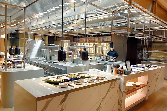 新北北海溫泉洲際酒店的Buffet餐廳「嶼」，島型熱食取餐檯圍著開放式廚房設計，很有「臨場感」的Fu。圖／姚舜