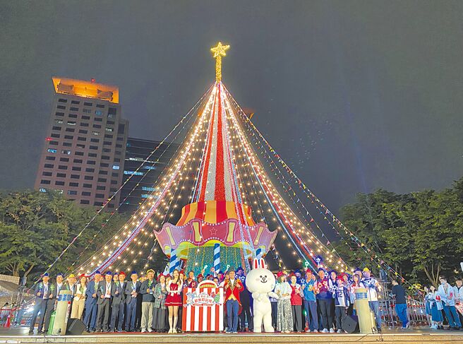 「新北欢乐耶诞城」14日晚间热闹登场，「耶诞马戏开城SHOW」率先登场，震撼全场的奇幻马戏大秀融合华丽灯光与精湛特技，营造缤纷欢乐的节庆氛围。（高钧麟摄）