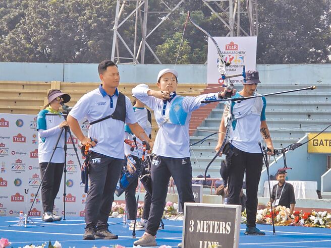 射箭亞錦賽，中華隊李彩綺（前中）、戴宇軒（前左）勇奪反曲弓混雙金牌。（中華射箭協會提供）