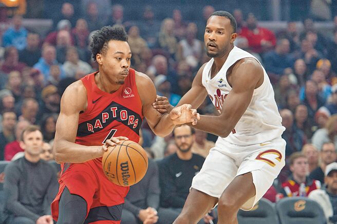 暴龍巴恩斯（左）試圖運球突破騎士長人莫布利防守。（美聯社）