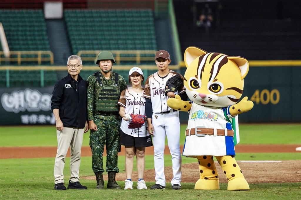【亞洲冬季棒球聯盟開幕戰】救災英雄共同開球 致敬官兵守護家園