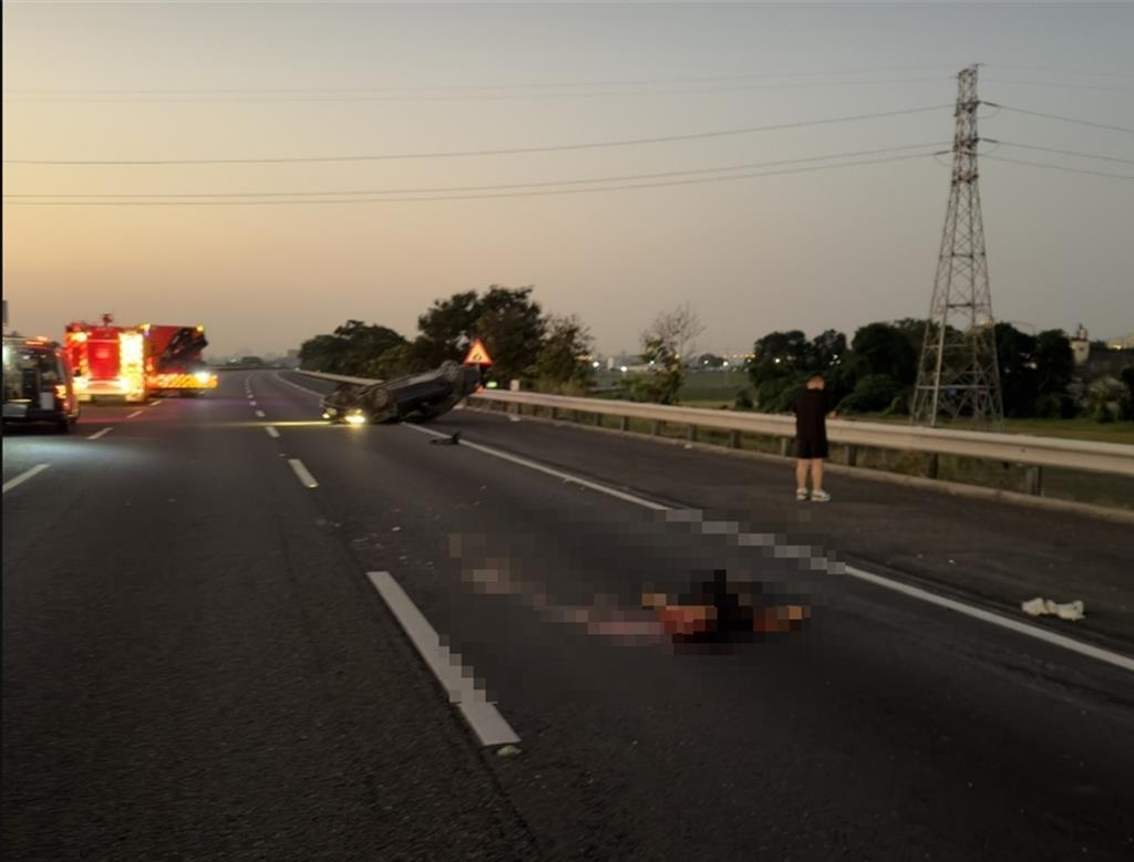 國一虎尾段自撞護欄遭2車追撞 1乘客被拋出釀1死5傷