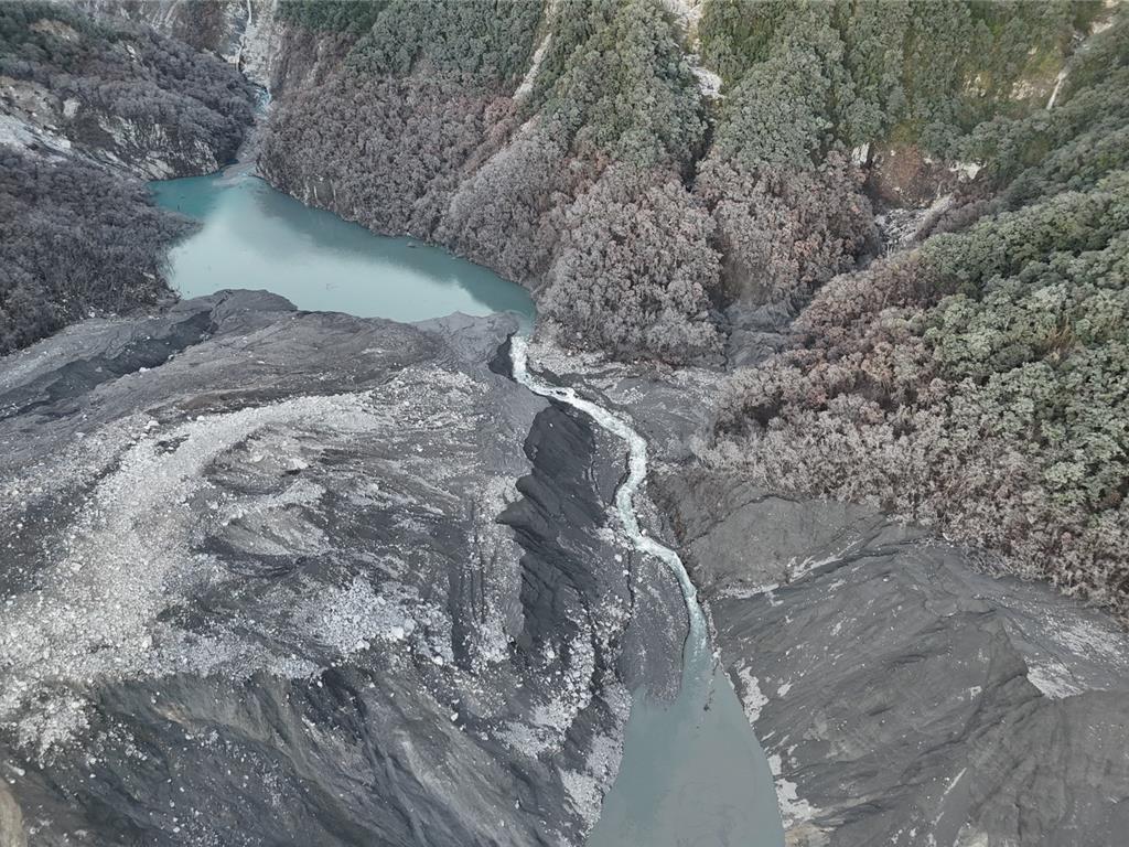 馬太鞍溪堰塞湖解除紅警危機還在!一億立方公尺土砂壓頂藏風險