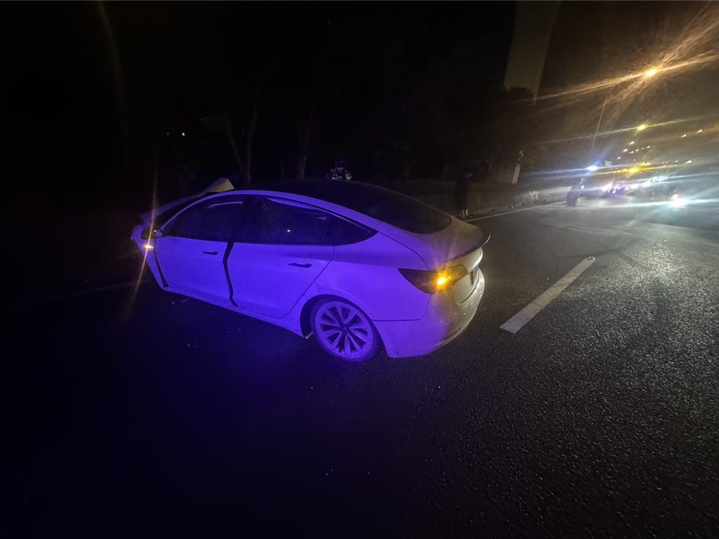 27歲男駕特斯拉失控暴衝 直撞南崁交流道口