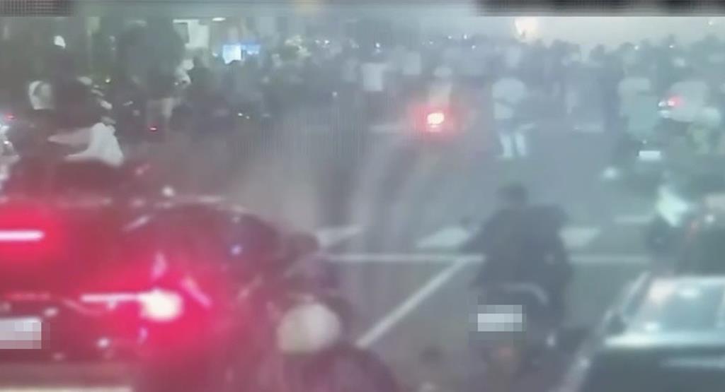 高雄廟會封路放炮七彩煙霧瀰漫 警開單環保局也要罰