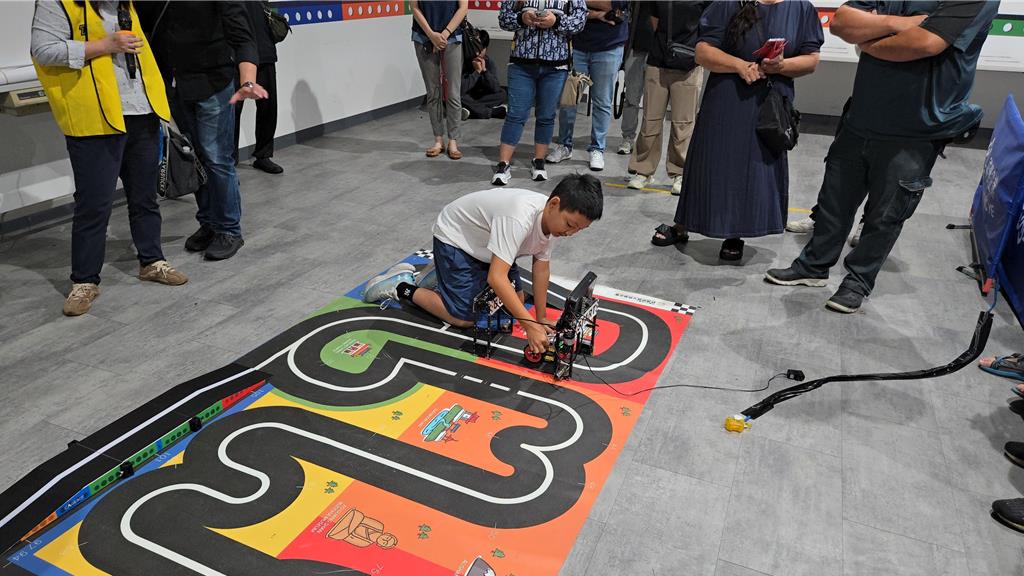 科技教育開花結果!五龍國小稱霸國際機器人節