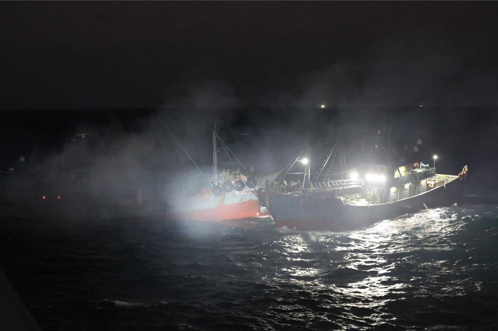 海巡署新竹艦15日下午4時許執行巡護任務時，接獲大陸籍漁船於台北港西北方28浬失火求救。新竹艦第一時間趕赴現場啟動滅火救援，協助船員安全撤離。（海巡署提供）