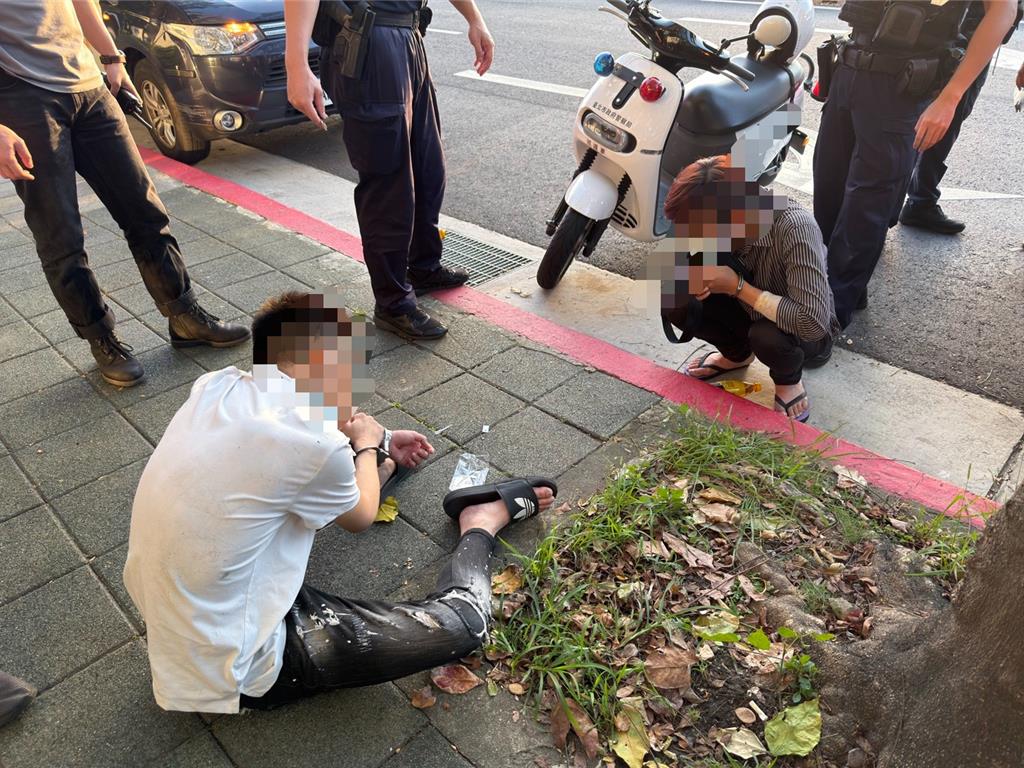 內湖警匪追逐!2嫌拒檢衝撞 遭逮搜出喪屍煙彈、折疊刀