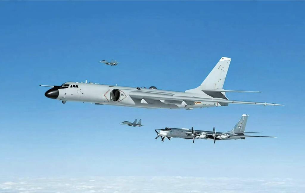 應對菲拉攏域外勢力「聯合巡航」 共軍首度出動轟炸機編隊 專家解讀:打擊能力更強