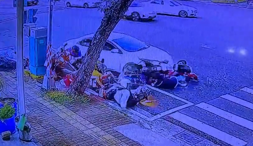 驚悚片!7旬翁開車衝來「像撞保齡球瓶」 女騎士差1秒被輾