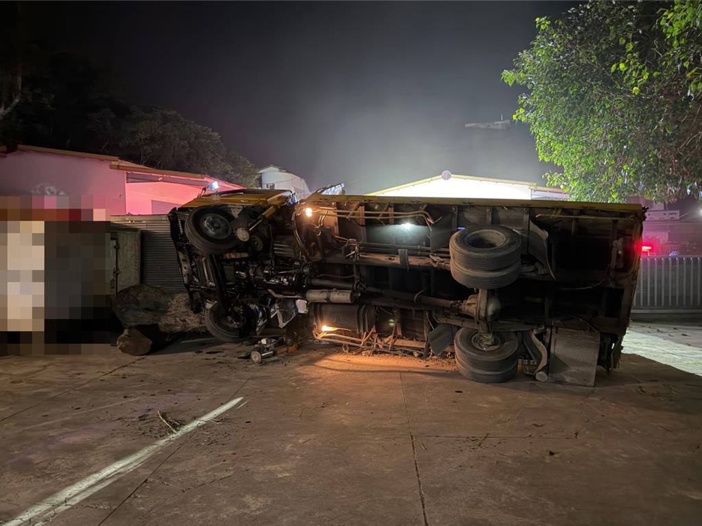 高雄燕巢工地驚傳意外!大貨車失衡翻覆 壓傷工人釀1死