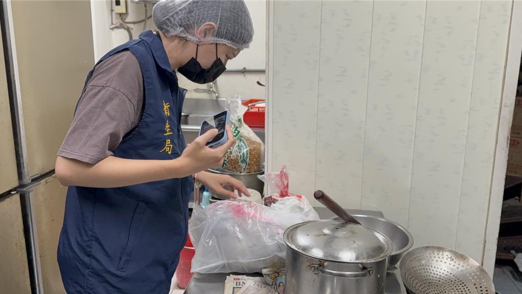 鹽埕麵店徒手摸麵惹議!業者坦承原因 衛生局說話了