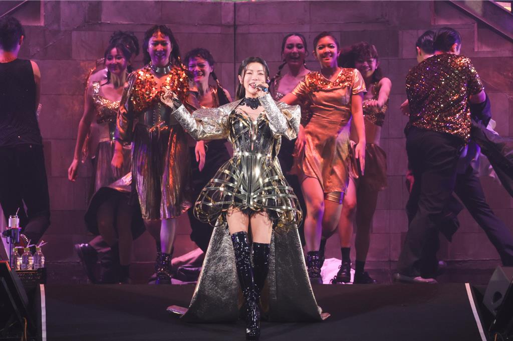 丁噹牽手人夫遭直擊!人妻怒翻白眼比「槍」要公道