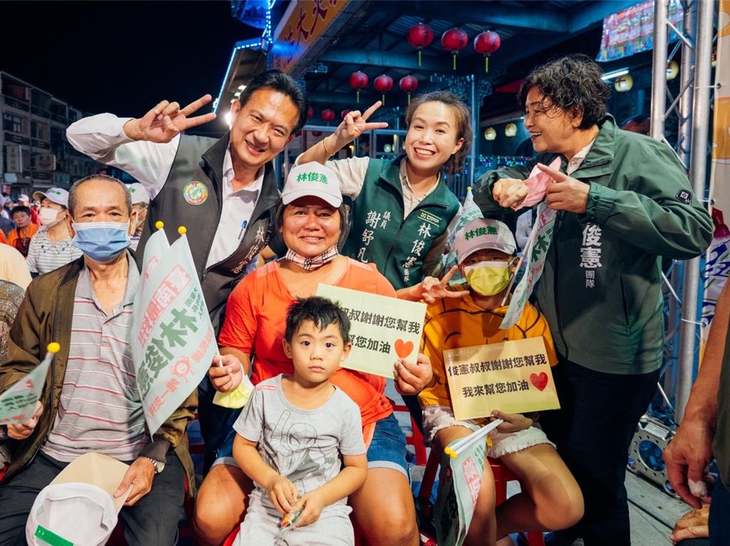 林俊憲西港後援會成立 風災受災戶舉牌感謝協助重建