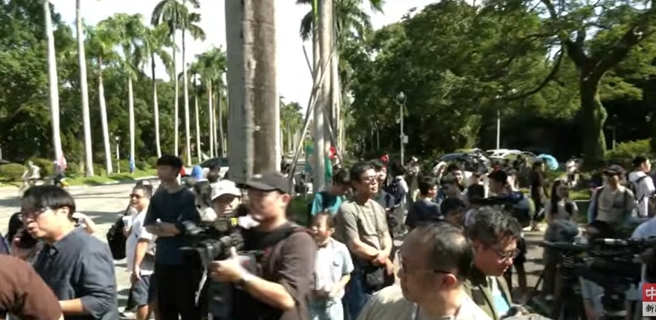 台大傅钟前涌现排队人潮，民眾苦等「大气系鸡排」却不见原PO现身。（图／截图自中时新闻网直播）