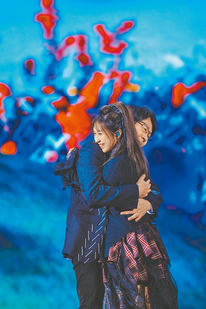 冠佑與女兒小玫瑰在台上相擁。（相信音樂提供）
