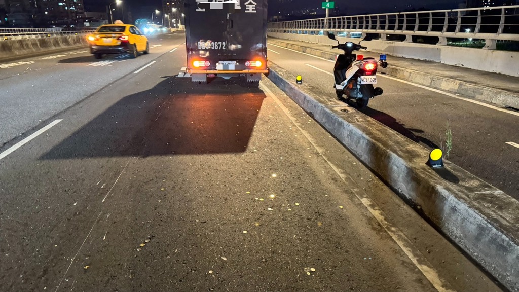 運鈔車運送出包!浮洲橋掉一袋硬幣 警封車道助撿拾