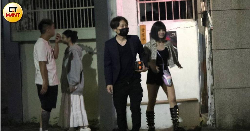 直擊》郭鬼鬼勁裝長腿現身內湖 帥氣西裝男相伴身份成謎