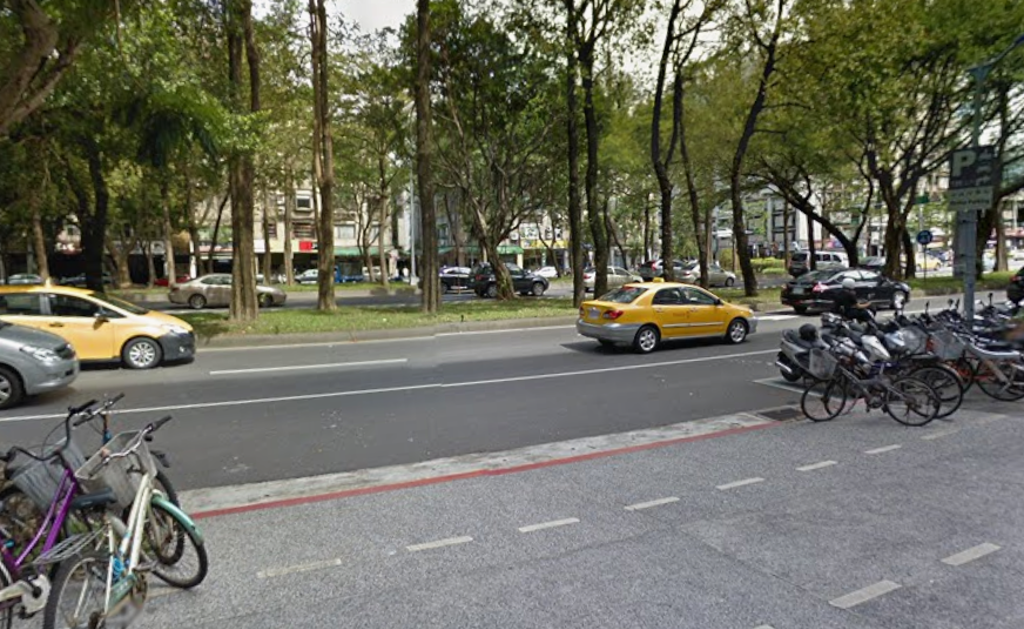 台大後門前黑車高速自撞 車頭爆裂零件噴灑一地