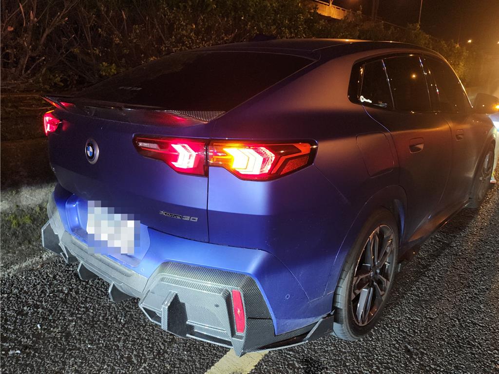 大型鐵架深夜掉落國道 連續擊落8車