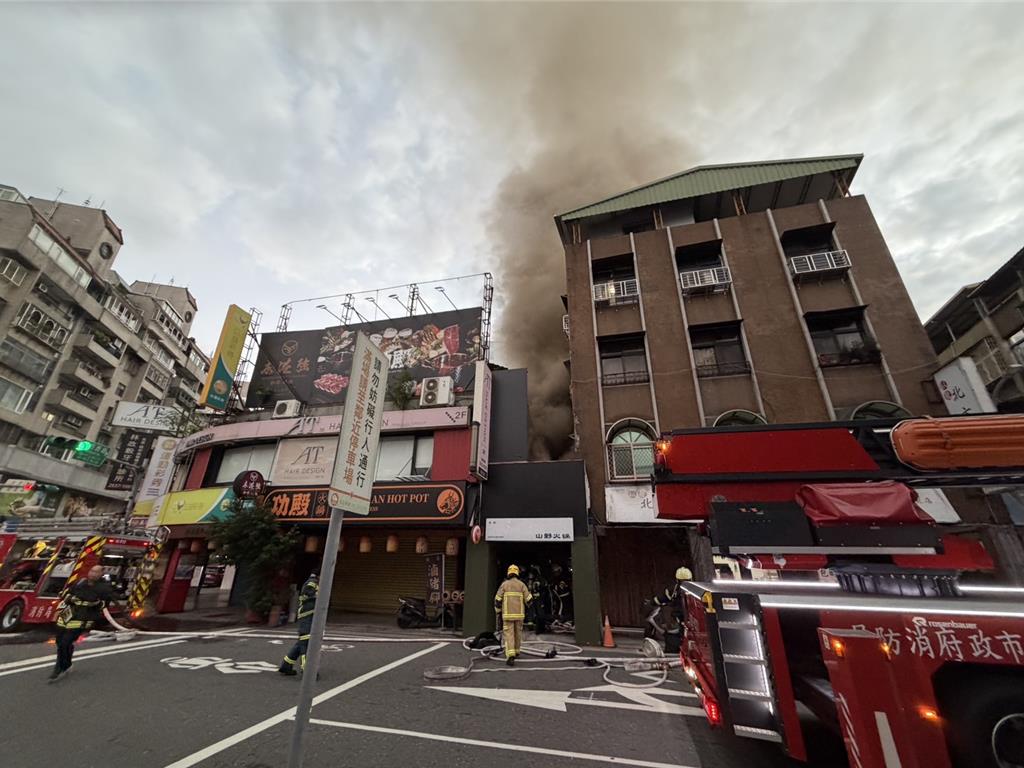 士林餐廳鐵皮加蓋廚房起火 33警消馳援幸無傷亡