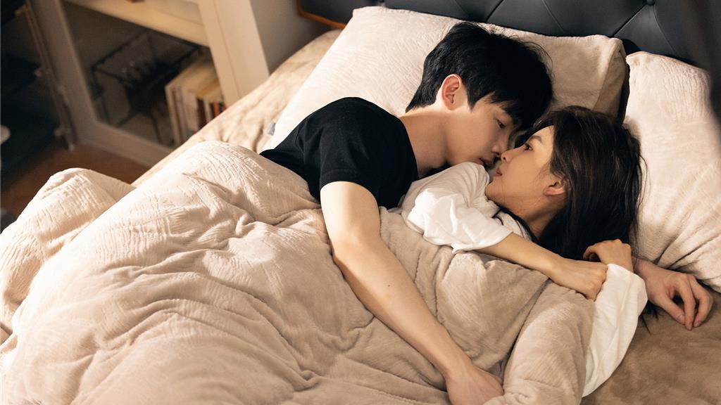 章若楠《難哄》藉夢遊吃白敬亭豆腐 親完反問「要收錢嗎?」