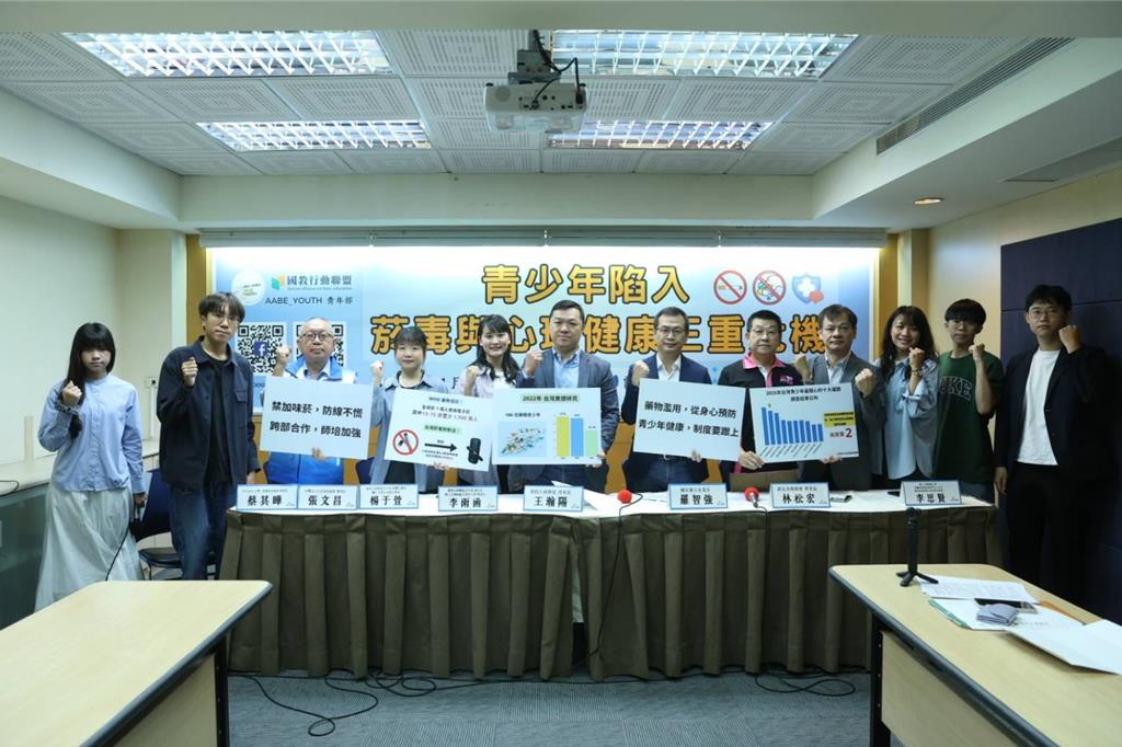 全球逾1500萬青少年吸電子煙!國教盟籲:即刻下架加味菸品