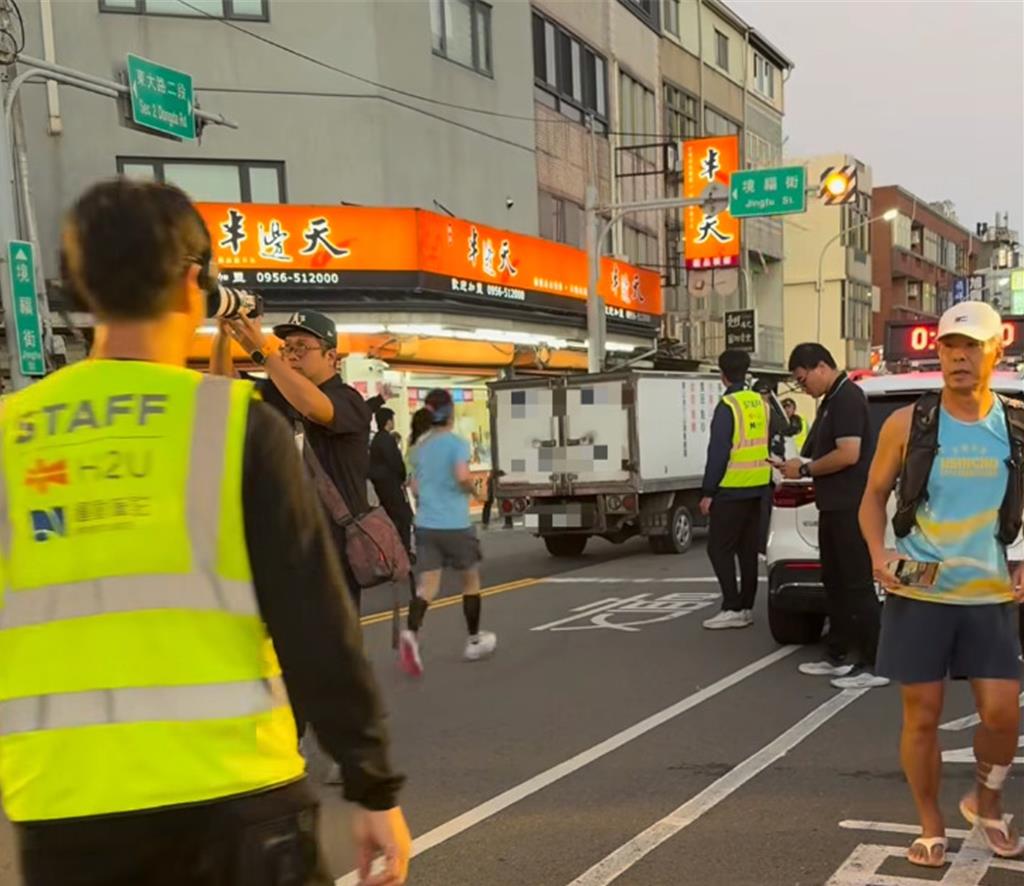 新竹城市馬拉松交管失靈?賽道竟有貨車闖入