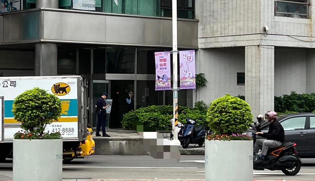 桃園市府旁驚傳墜樓 男子命危送醫搶救