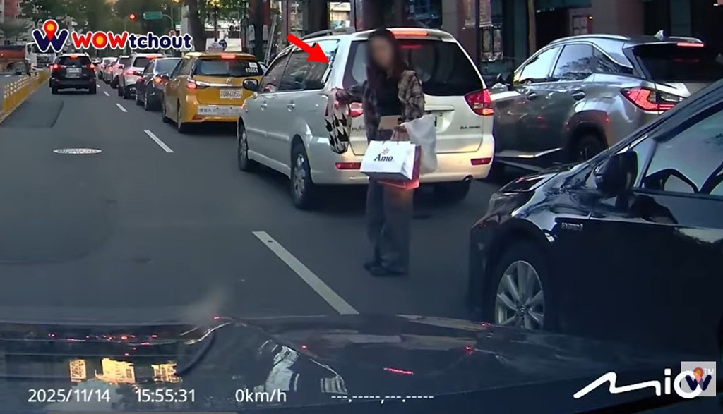 台中女違規穿梭車陣!害駕駛急煞禮讓 網友:為蛋糕默哀