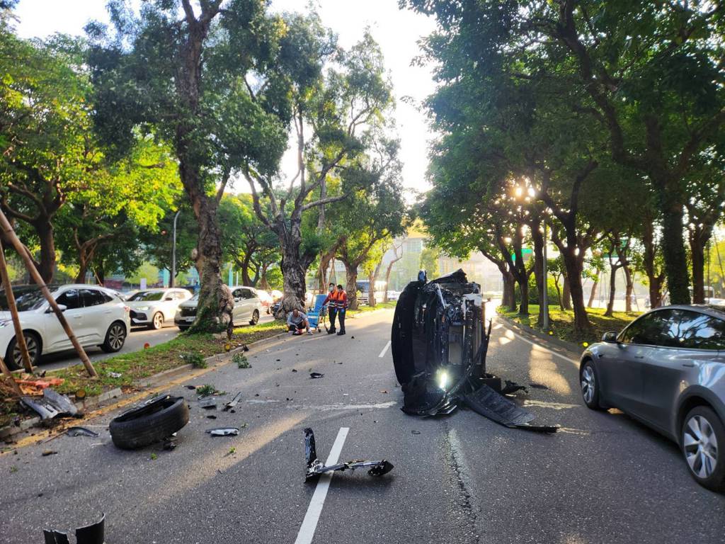 台大社科院外今日發生一起車禍案。（圖／李惠婷翻攝）