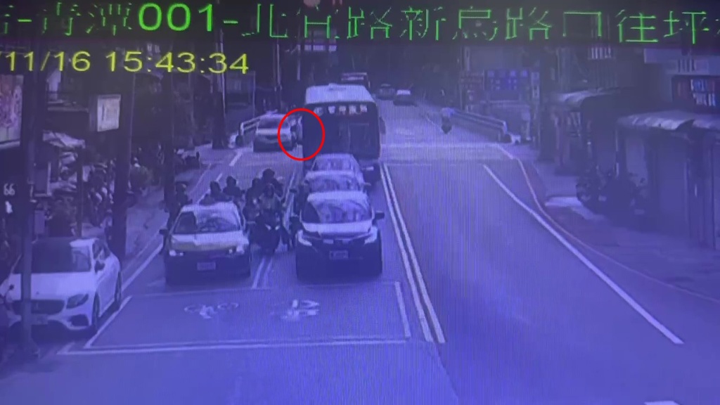 新店婦人推嬰兒車遭撞 惡駕駛肇逃!警鎖定車主追查