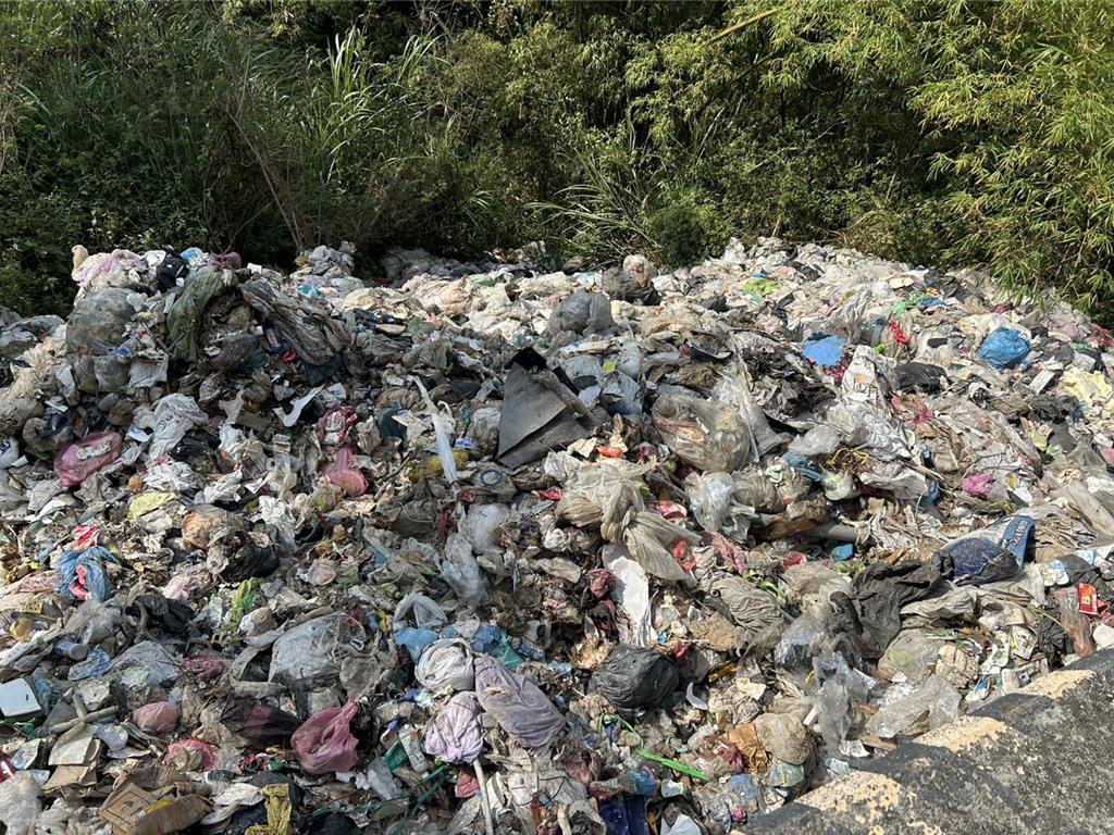 月世界爆「5層樓垃圾山」！立委嗆：讓不法者傾家蕩產