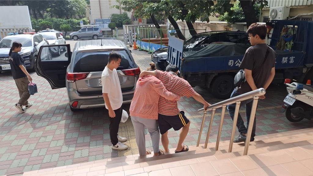 情侶躲旅店吸毒鬧翻報警　落網後竟又大秀恩愛