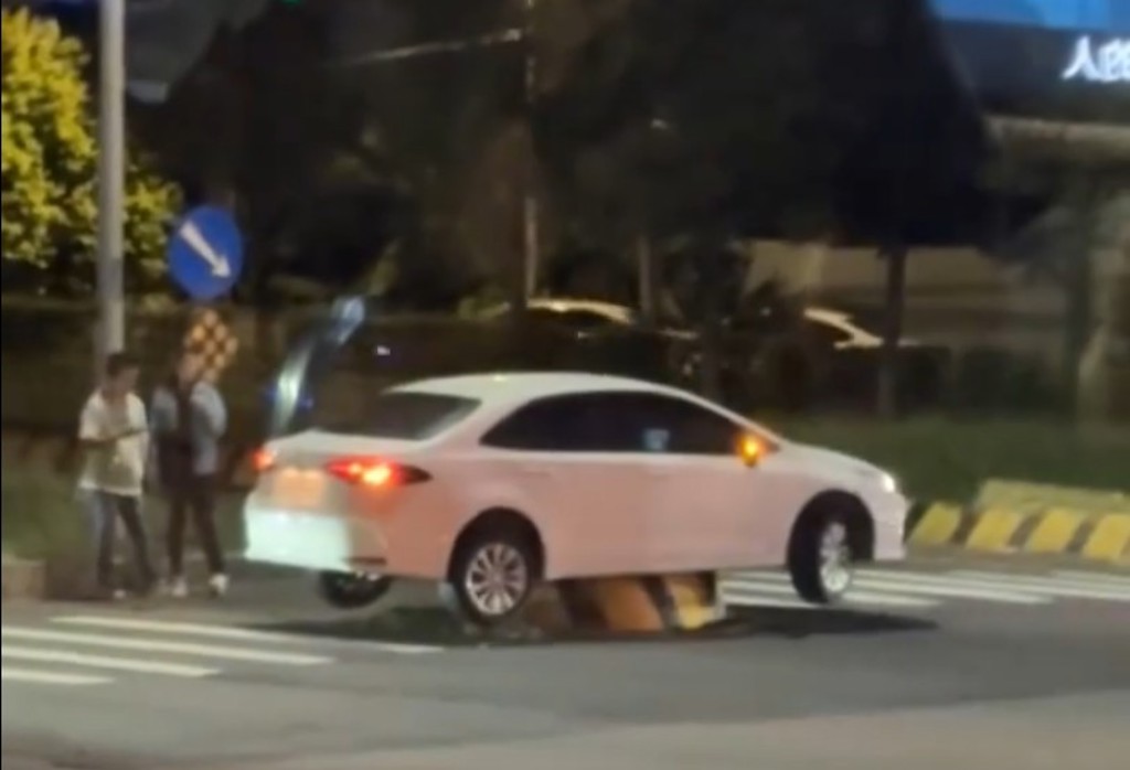 神車開上庇護島「四輪懸空」　網友大喊：這裡不能停車